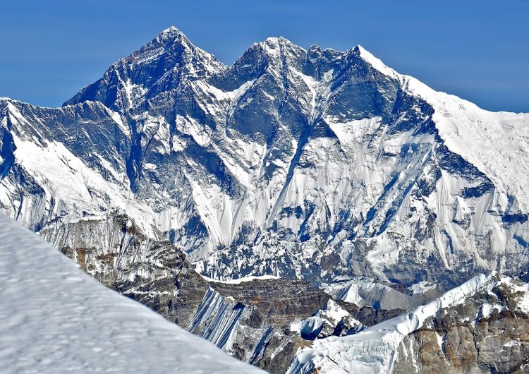 Pic 175 So from up here 5 of the top 6 tallest mountains in the world are visible - only K2 (8611m) in the Karakoram range is missing from the show. Here closeup of Everest, and Lhotse's southwest face which rises 3.2km in only 2.3km of horizontal distance, making it the steepest face of this size in the world.